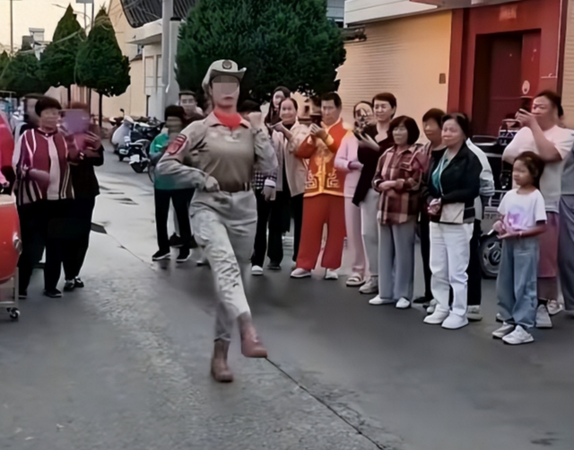 93受阅女兵参加婚礼被骂惨！网友：穿这套衣服去是几个意思？