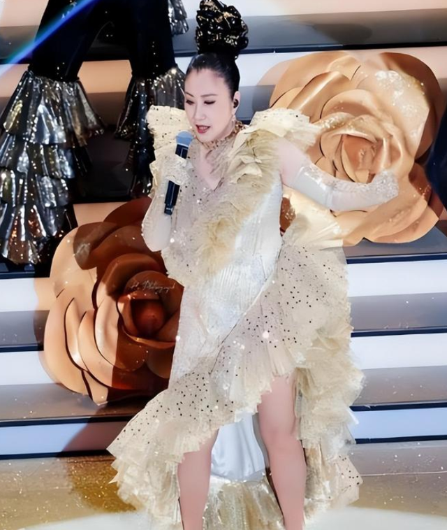 78岁连路都走不稳还开演唱会，全网骂声一片	，她却扬言回馈粉丝