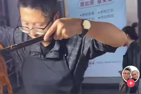 陕西25岁小伙摆摊帮弟还债近百万，女友分手，母亲：她配不上我家图片