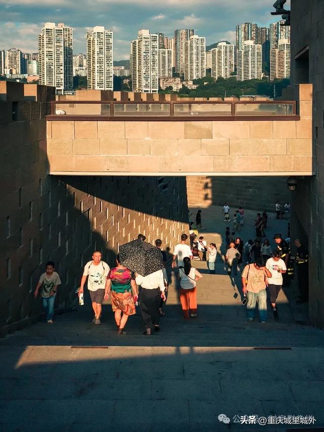 一组“进一步开放了”的重庆朝天门广场美图，“亲水”就不要想了