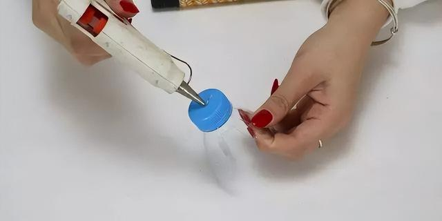 我家晾衣杆从不买，只需一个塑料瓶，一分钟轻松自制，简单又实用