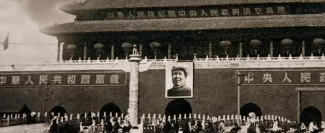 为何天安门不悬挂毛主席的照片	，反倒要挂主席的画像？