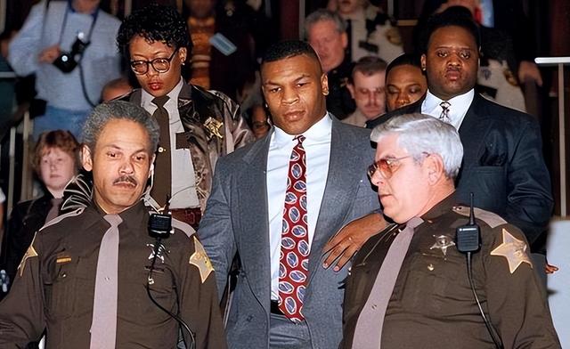 1992年泰森因罪入狱，勾搭中年女狱警，夜幕掩护下私会换减刑