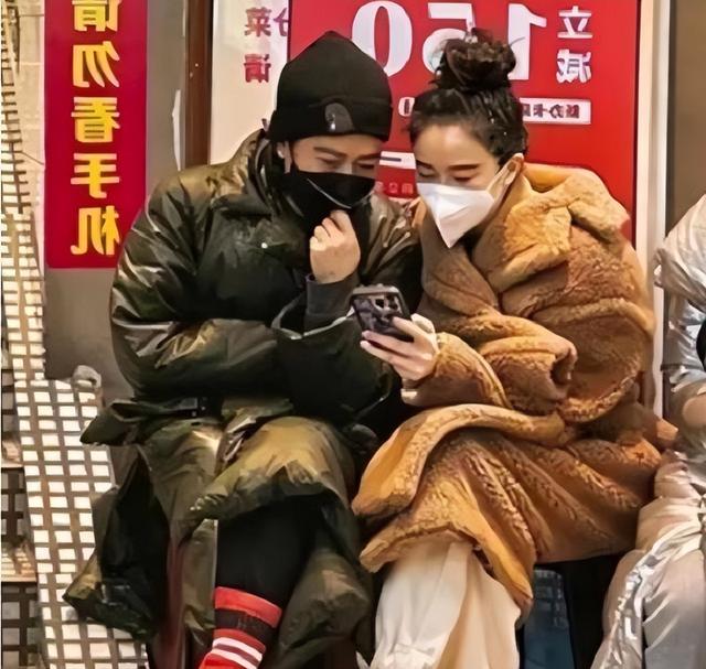 48岁左小青街头撸串太接地气，生图状态曝光	，网友直呼不敢信