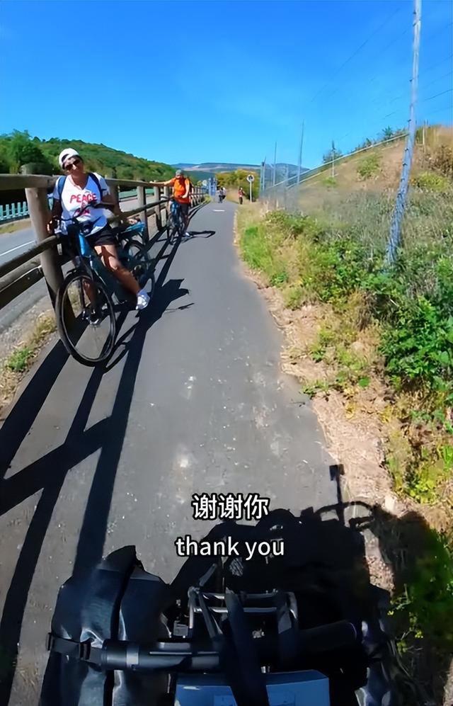 独腿骑行博主到法国小镇，意外被外国人疯狂投喂，感动的说不出话