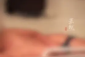 变态！男子卧铺上裸睡，不断用下部动作吸引女乘客注意，网友炸锅图片