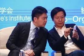 刘强东的脚，穿不进雷军的鞋图片