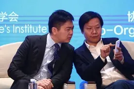 刘强东的脚，穿不进雷军的鞋图片