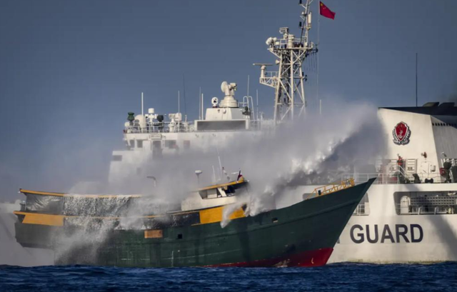 首次曝光：仁爱礁海域，中国海警拖离菲侵权船只，菲士兵已掏出枪