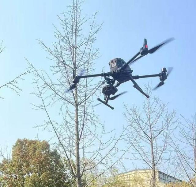 西湖景区“AI警队”首次集结，国庆假期，游客会在景区遇到哪些警用“黑科技”？