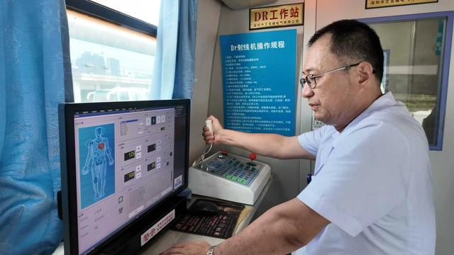 关爱新就业群体，武汉市职业病防治院走进京东快递网格仓为快递员送体检