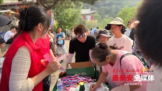 “无痕登山 分类共践”活动举行 全民共护绿水青山 无废理念深入人心