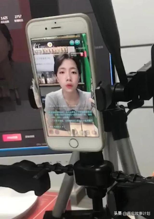 天崩开局，一个00后潮汕女孩在直播间向上一跃