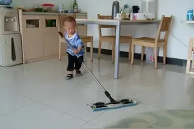 拖地后有“水渍”？水里加点“料”，地板光亮如新！跟水渍说再见图片