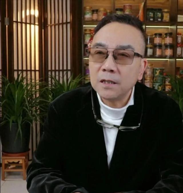 杨议曝冯巩缺席葬礼真相！打了俩电话没接，果断送来一纸公函