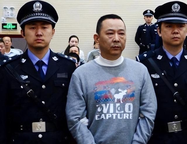 2015年四川刘汉被判死刑，押到火葬场抬进执行车，离开时神情恍惚