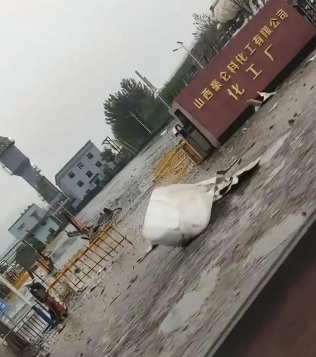 山西河津一化工厂突发爆燃事故，空中升起大量烟尘！官方通报：致1死1伤