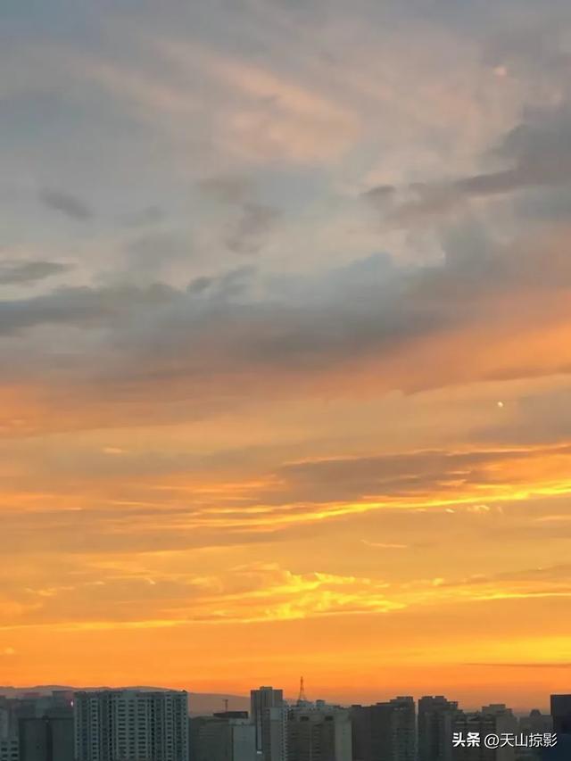 昨晚，乌鲁木齐晚霞满天