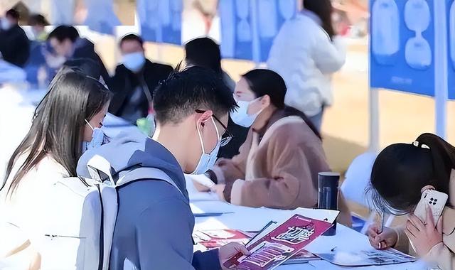 00后别内耗了：大厂、家庭、AI时代，他们这样活