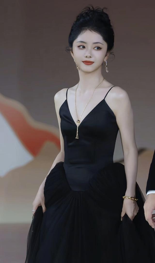 谭松韵身形薄如纸片，她脸上苹果肌满满，娃娃脸就是“青春永驻”