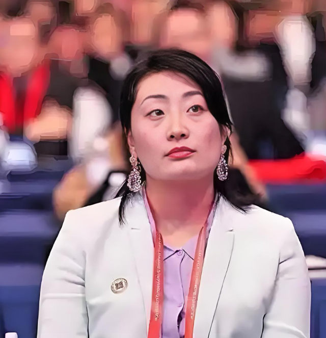 43岁宗馥莉：没有宗庆后节俭，买豪车、购百万珠宝，对员工很温柔