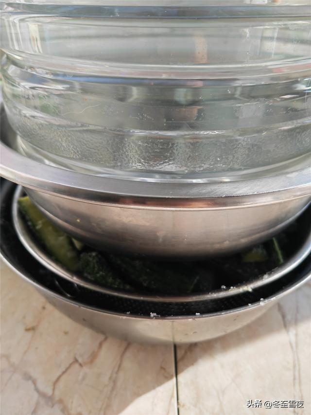 这样腌黄瓜扭咸菜，又脆又绿特下饭，第二天就能吃，半年都不会坏