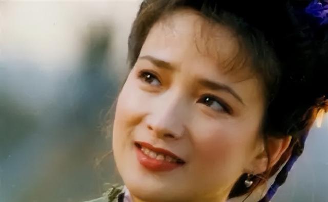 何晴葬礼举行！儿子手捧骨灰，遗像曝光惹泪目，廖京生现身送别