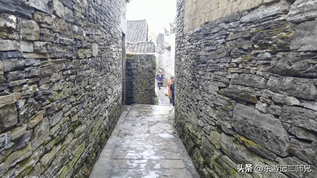 探索湘西古苗寨，位于悬崖之上，是乾嘉苗民起义的一个主战场