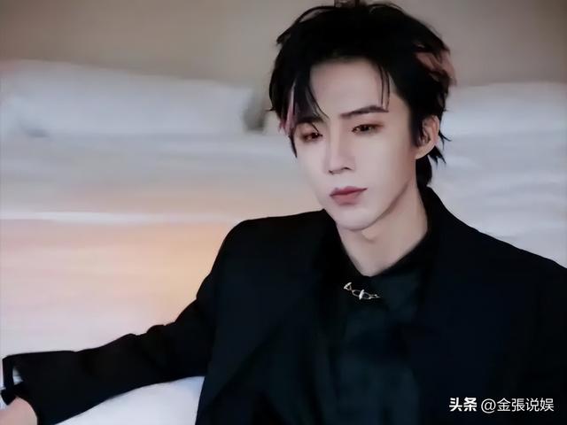 海南红毯好俗，毛晓彤挤出副乳，张萌深V不怕走光，宋茜胸骨凸出