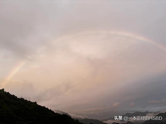 暴雨过后云雾之上，彩虹晚霞遥相辉映