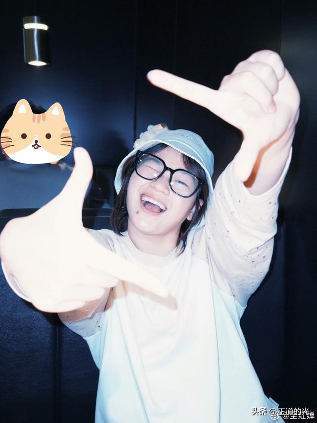 全红婵晒自拍 五官长开了 看着更文静了 和好友在一起好放松好开心