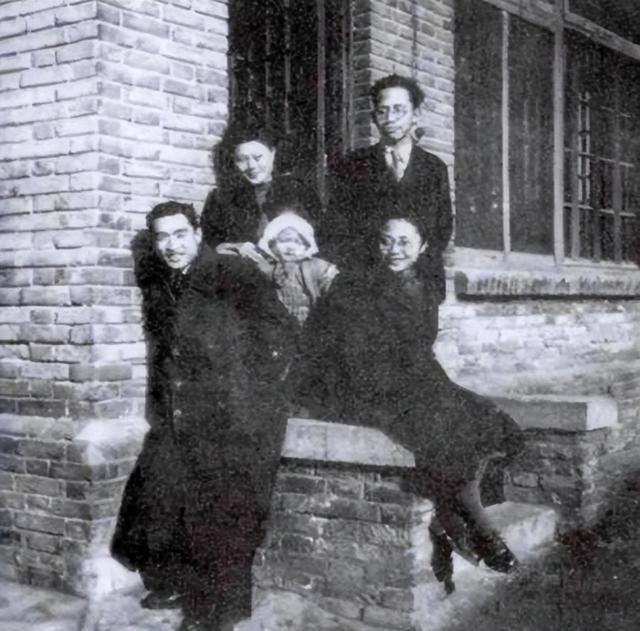 82年台湾老人带一盒骨灰回到大陆，中央：补开追悼会，葬进八宝山