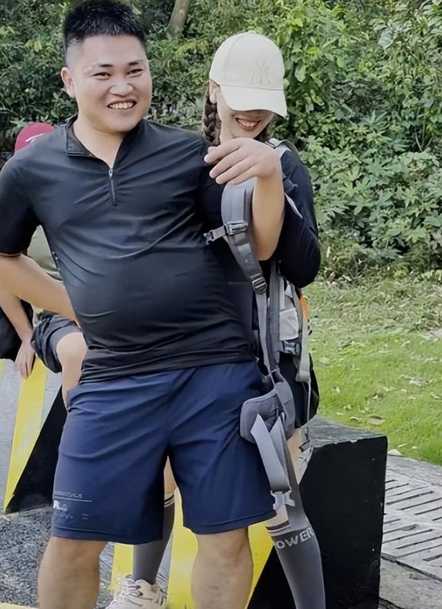 广东女子登山脚崴，被陌生小伙背40分钟下山，恶心的一幕出现了