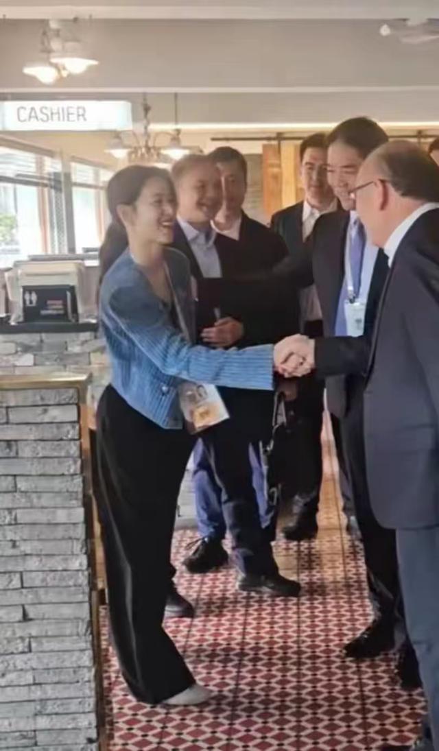 这次，在自嘲老婆面前没自信的刘强东身上，暴露了老夫老妻的尴尬