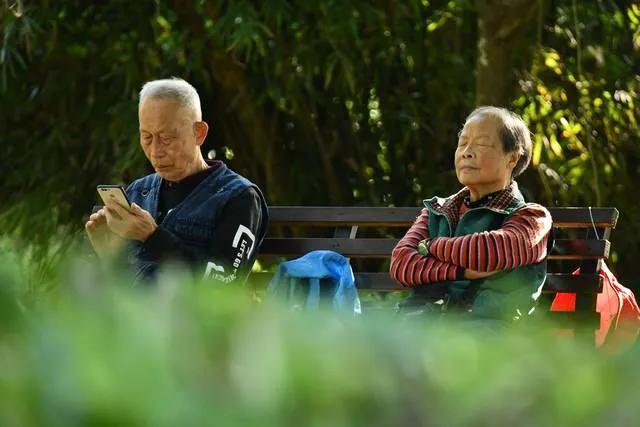 75岁老人能蹦能跳，长途远游新疆活力满满，好潇洒！