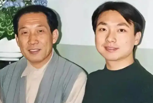事实证明，54岁“丁克”了半辈子的康辉，早已走上了另一条大道