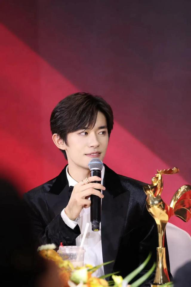 金鸡奖影帝易烊千玺被问想不想谈恋爱，忍不住“第一次翻白眼”，仿佛要晕过去，影后宋佳坐在一旁大笑