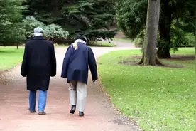 一个老人会不会晚景凄凉，看他的嘴就知道图片