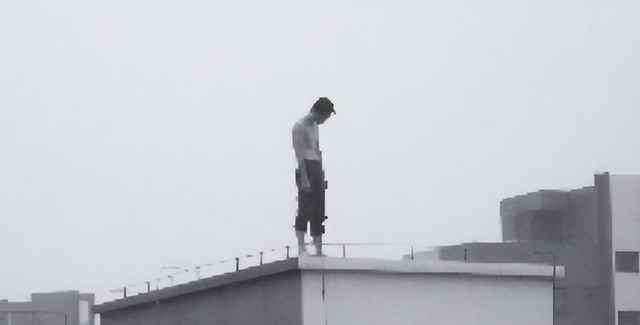 他28岁跳楼身亡	，离开前顶楼徘徊3小时，留17字感人遗言告别人间