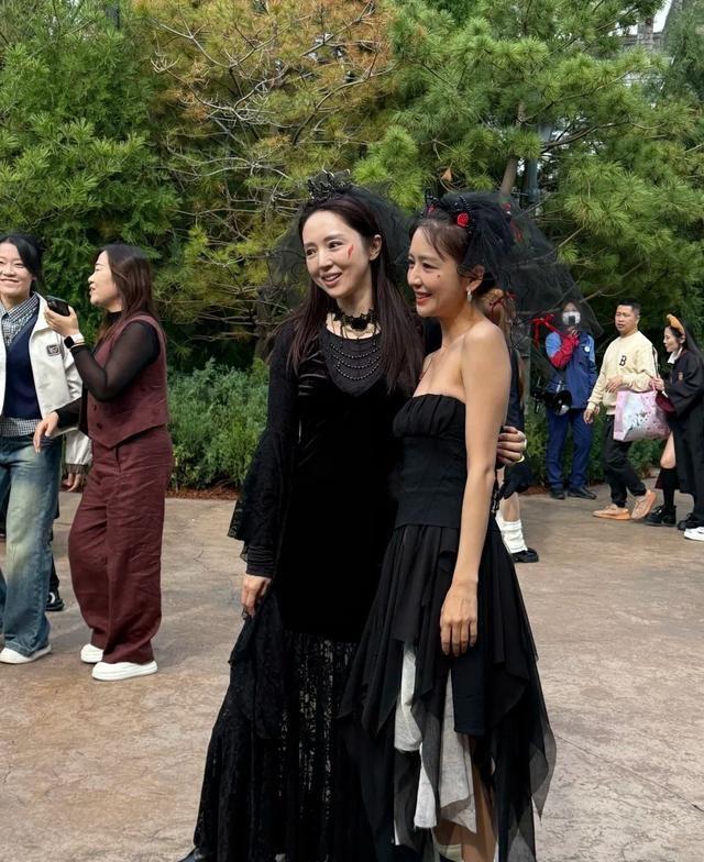 北京环球影城偶遇明星，佟丽娅露“副乳”太尴尬，46岁董璇脸垮了