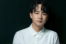 没想到4月刚开始，空政文艺兵黄澄澄，就用这种方式打了资本的脸图片