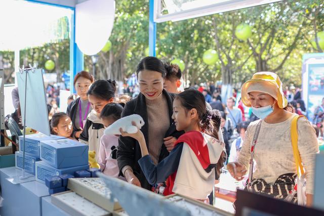 智慧文旅“炫”动红城——2025广西文化旅游嘉年华侧记