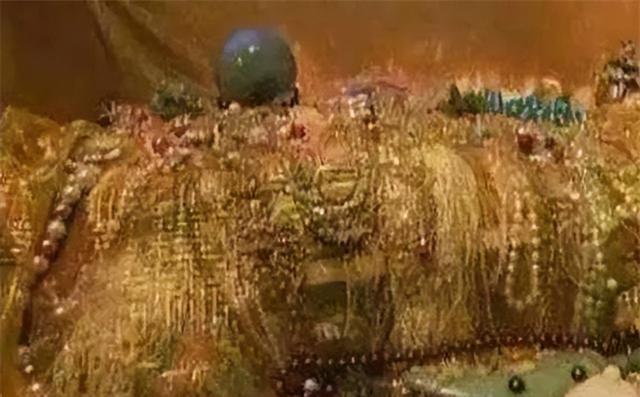 北京挖出大太监李莲英之墓	，开棺后，考古人员被吓得浑身发抖