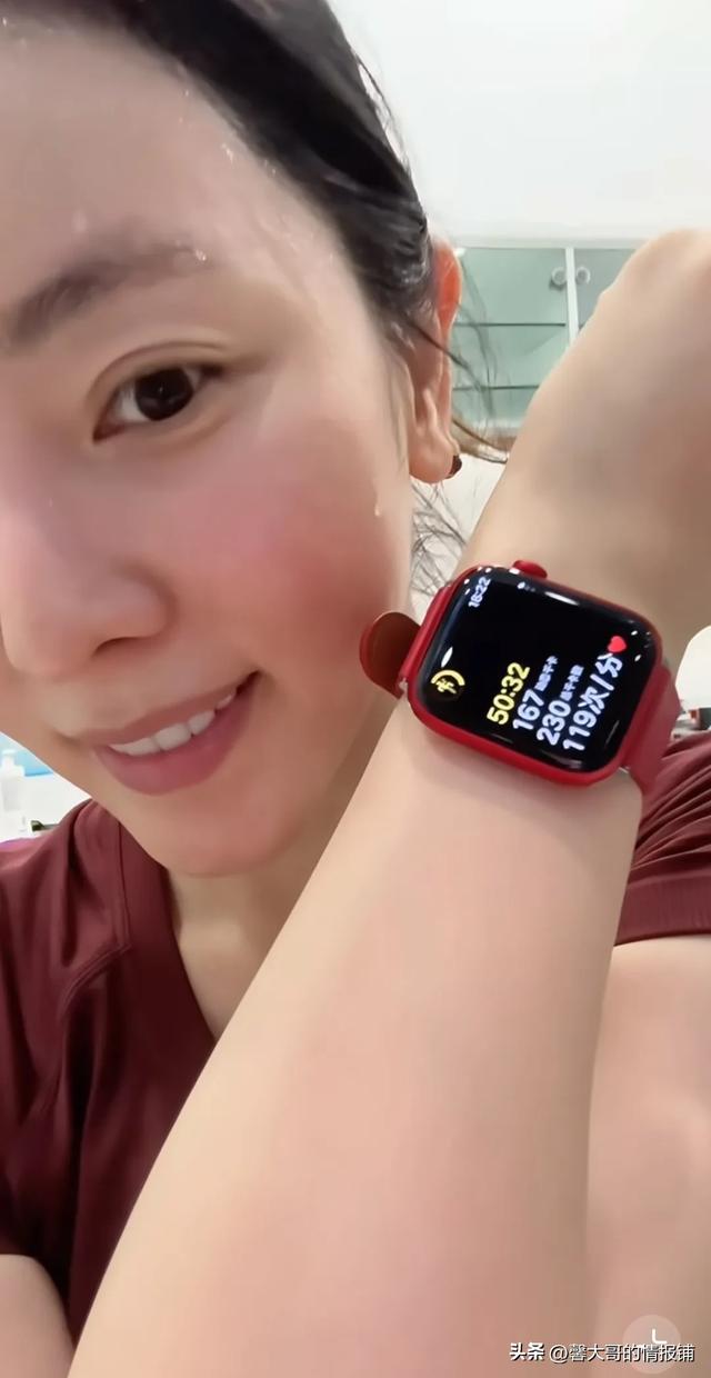 李思思晒健身日常，大汗淋漓，俩儿子在泳池游泳，疑似豪宅曝光