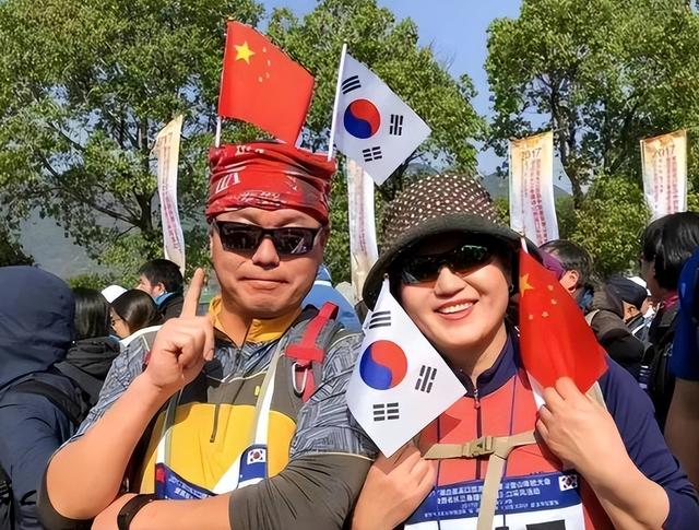 老外疯狂涌入中国？数据令人扎心：欧美游客数量恢复还不到一半！