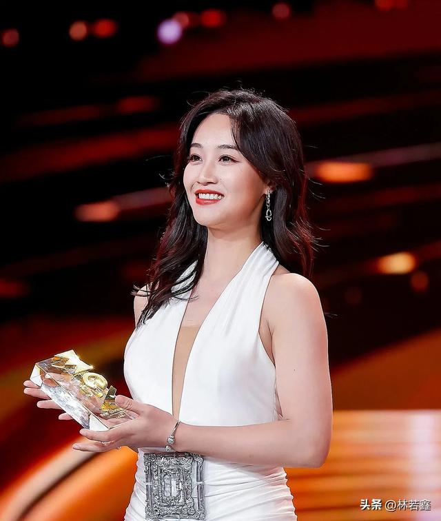 蓝盈莹被曝新恋情,与男方同吃一碗蛋糕很甜蜜,与曹俊分手已6年