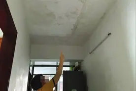 海口一小区业主私自改造房屋，楼下住户遭殃，相关部门：已责令业主限期整改图片