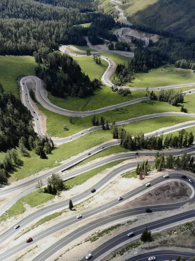 新疆阿禾公路从阿勒泰到禾木，沿途有观景台，自驾游人气高