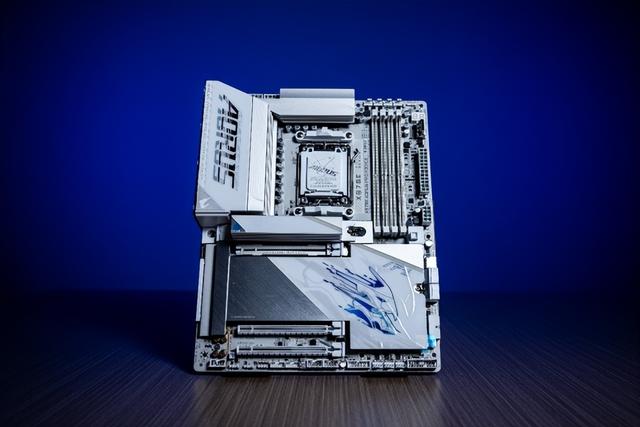 纯白旗舰新标杆!技嘉X870E X3D电竞冰雕主板性能首测