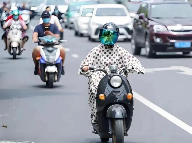 公安部明确：8月1号起，60岁以上老人骑5种电动车，上路不查不扣